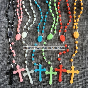 Rosario Católico de Plástico Súper Económico que Brilla en la Oscuridad - Product Image 1