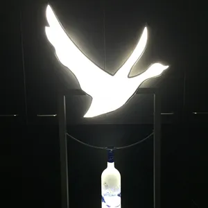 धातु फ्रेम एलईडी रोशन हंस बोतल प्रस्तुतकर्ता Glorifier प्रदर्शन वीआईपी सेवा ट्रे के लिए रात क्लब बार पार्टी लाउंज