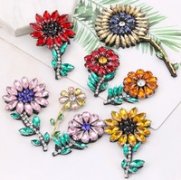 Appliques en tissu brodées avec des paillettes, des fleurs, des perles et des strass