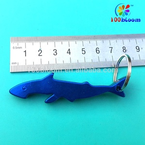 Fábrica al por mayor 7,5 cm barato de aluminio en forma de tiburón abrebotellas llavero - Product Image 5