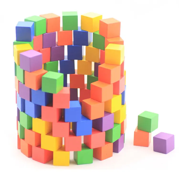 Las matemáticas de herramientas de aprendizaje de los niños jugando bloque de madera colorido cubo