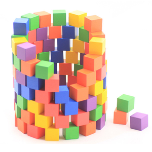 Las matemáticas de herramientas de aprendizaje de los niños jugando bloque de madera colorido cubo