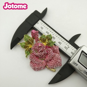 Broches de Aleación con Cristales al por Mayor, Chapados en Oro, 60mm, Grandes, con Diseño de Rosa, Hoja Verde y Flor, para Regalo de Boda, Compromiso o para Niños - Product Image 4