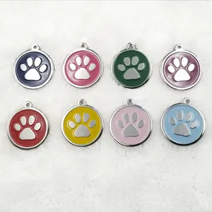 Atacado e personalizado feito de níquel metal banhado esmalte colorido pintado garra da pata do animal de estimação em forma de tag de cão