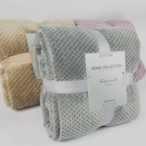 Produits tendance 2023 nouveautés flanelle douce nid d'abeille maison dormir couverture cellulaire à vendre mantas para invierno - Product Image 5