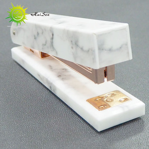 Accessoire <span class=keywords><strong>de</strong></span> <span class=keywords><strong>bureau</strong></span> <span class=keywords><strong>Agrafeuse</strong></span> Manuelle Acrylique Rose Or grande taille Marbre <span class=keywords><strong>Agrafeuse</strong></span> - Product Image 4