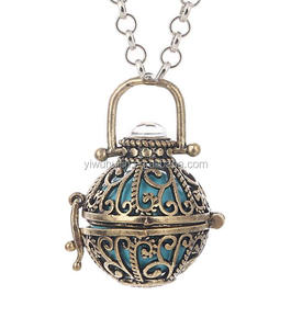 PL005 Bijoux vintage tendance, <span class=keywords><strong>pendentif</strong></span> <span class=keywords><strong>diffuseur</strong></span> d'huile essentielle de parfum en forme de papillon creux ouvert - Product Image 3