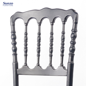 Silla de Comedor Apilable Estilo Napoleón, Negra, de Madera - Product Image 3