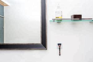 Travelling Bathroom Reusable Plastic Razor Holder Small Storage Rack - Product Image 3