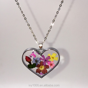 Colgante de capullo de Rosa pequeño en forma de corazón Artesanía de flores secas naturales para joyería de aniversario - Product Image 3