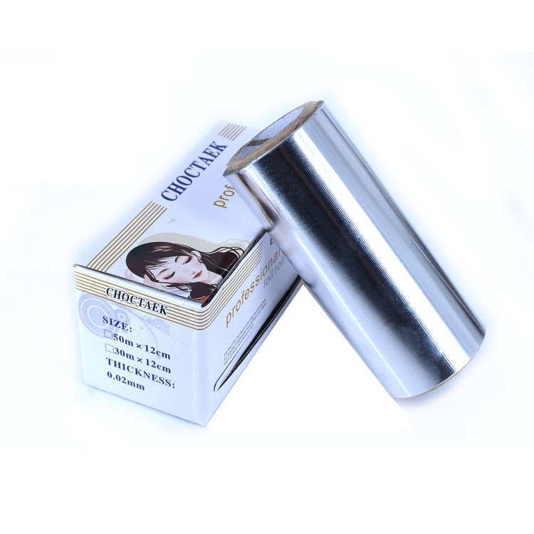 Рулон серебристой алюминиевой фольги для окрашивания волос в парикмахерском салоне