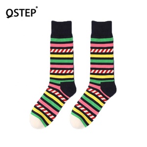 Venta al por mayor logotipo personalizado diseño cómodo transpirable redondo de algodón de la raya de la Navidad, Ginebra, chocolate, vino, si puede leer esto traer vino de feliz vestido Calcetines Hombre Calcetines de colores - Product Image 5
