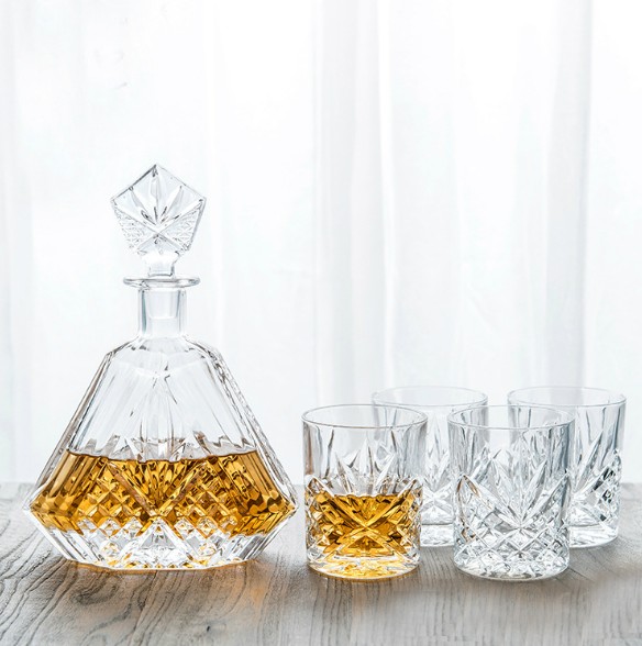 High Quality New design whiskey glass decanter with stopper for sale