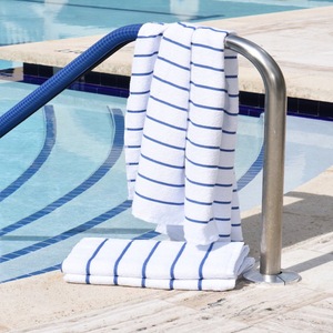 Azul clásico océano marinero raya horizontal rayas imprimir Toalla de piscina - Product Image 1