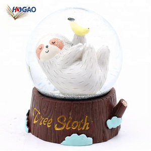 Artículos de Regalo de Comunión al por Mayor de Fábrica, Globo de Agua de Resina Hecho a Mano, Divertido Globo de Nieve con Perezoso para Oficina o Empresa - Product Image 3