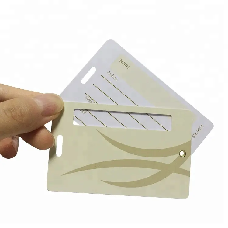 Lubang menekan tag bagasi dua kartu plastik dengan paku keling