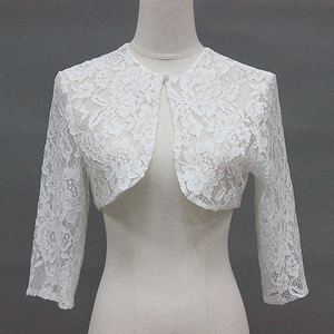 D1318 Dames ivoorkleurige kanten bruiloftssjaal met kralen - Product Image 1