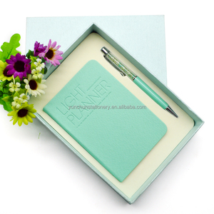 China precio barato logotipo personalizado cuaderno de papel cubierta dura A5 A6 diario con pluma conjunto - Product Image 1