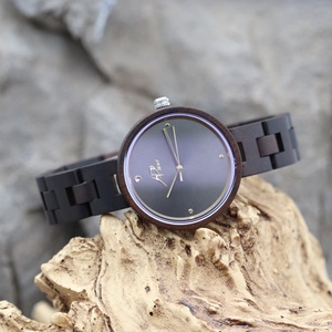 <span class=keywords><strong>Orologio</strong></span> moda coreana Logo personalizzato <span class=keywords><strong>orologio</strong></span> da <span class=keywords><strong>donna</strong></span> in <span class=keywords><strong>legno</strong></span> naturale fatto a mano al quarzo da <span class=keywords><strong>donna</strong></span> - Product Image 4