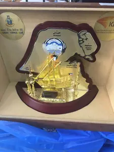 Kuesperar dhow de madeira e troféu da torre