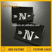 Logo brodé personnalisé Fine Cap Maillots de bain Sous-vêtements Veste Chaussettes Blanc Center Fold Vêtements Étiquettes tissées pour Matelas
