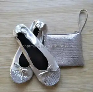 Meist verkaufte Mädchen Silber Glitter Falten Hochzeits geschenk Ballerinas mit privatem Logo gedruckt