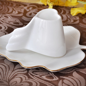Un blanco, chapado <span class=keywords><strong>en</strong></span> oro, <span class=keywords><strong>en</strong></span> forma de corazón taza de café Taza de cerámica con una medida regalo - Product Image 5