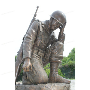 Sculpture commémorative de soldat agenouillé en bronze grandeur nature, monument commémoratif de guerre, croix de bataille - Product Image 2