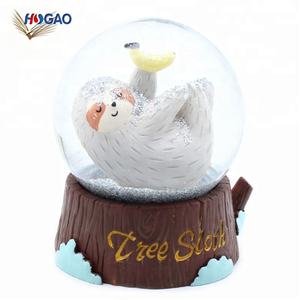 Artículos de Regalo de Comunión al por Mayor de Fábrica, Globo de Agua de Resina Hecho a Mano, Divertido Globo de Nieve con Perezoso para Oficina o Empresa - Product Image 2