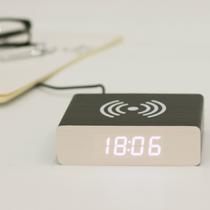 EMAF Cama Noche Mini Mesa de <span class=keywords><strong>Estudio</strong></span> Portátil Madera Teléfono Móvil Accesorios Cargador Inalámbrico LED Electrónico Digital Madera Despertador - Product Image 5
