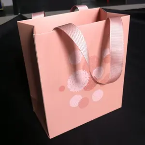 Increíble bolsa de papel de regalo rosa con asa de cinta de lujo
