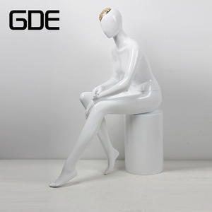 Maniquíes Femeninos de Cuerpo Completo con Acabado Brillante para Exhibición en Tiendas - Product Image 4