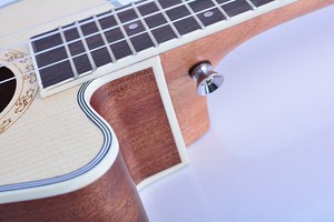 ประเทศจีนผู้ผลิตขายส่งที่กำหนดเอง Cutaway ร่างกายมะฮอกกานีอะคูสติกคอนเสิร์ตอูคูเลเล่ - Product Image 3