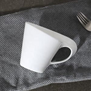 Hình Dạng Sáng Tạo Mới Lạ Chất Lượng Tốt Sứ Ngà 8Oz Xương Tốt Trung Quốc Mug Với Tay Cầm Lượn Sóng - Product Image 2