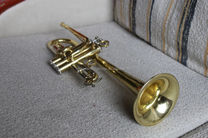 Eb trompeta nivel profesional oro laca trompeta <span class=keywords><strong>instrumentos</strong></span> musicales <span class=keywords><strong>de</strong></span> la fábrica <span class=keywords><strong>de</strong></span> China - Product Image 5