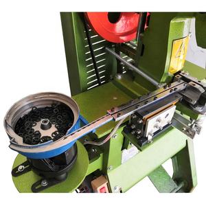 <span class=keywords><strong>Machine</strong></span> de poinçonnage et de rivetage d'oeillet en plastique JZ-989G2 automatique pour la bâche de PE - Product Image 4