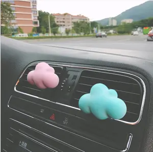 Clipe de saída de ar de fragrância em forma de nuvem, decoração de carro de fragrância leve, atacado de suprimentos automotivos.