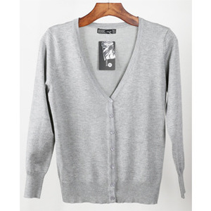 All'ingrosso Cardigan abbottonato in <span class=keywords><strong>cotone</strong></span> solido mercerizzato da donna Air-con camera indossa un Cardigan da donna con scollo a v di base sottile da 12gg - Product Image 2
