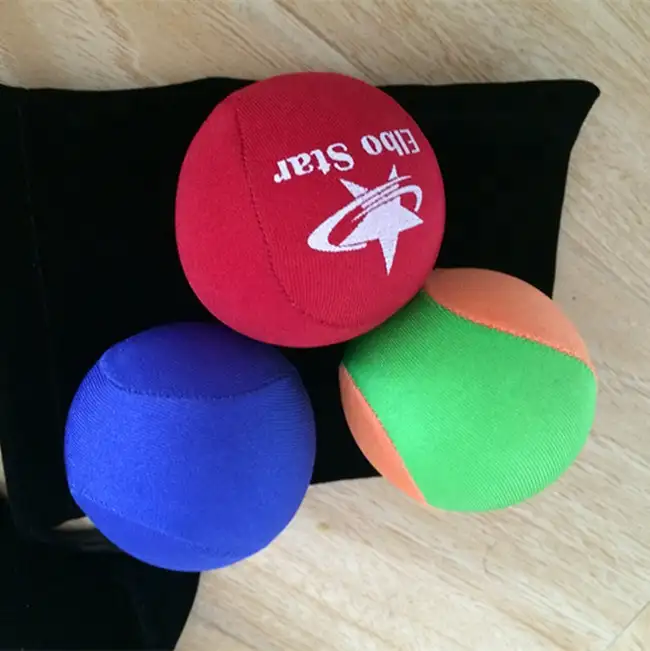 ハンドエクササイズに使用するさまざまな色のハンドセラピーストレスボール