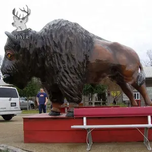 Decorazione del paesaggio all'aperto resina animale scultura a grandezza naturale in fibra di vetro statua di bufalo