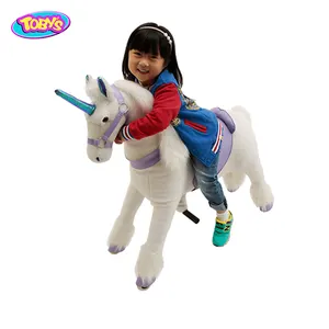 Bambini felici giostre animali on animal ride on toy unicorn