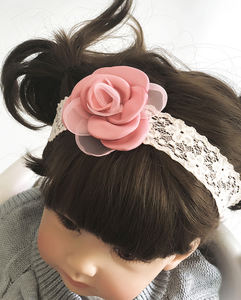 <span class=keywords><strong>Sandali</strong></span> da bambina con suola morbida in gomma colorata con fiore in pelle PU di spedizione rapida con fascia per capelli - Product Image 3