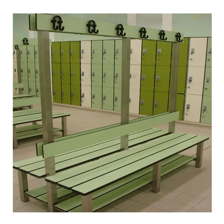 현대 체육관 홀 탈의실 앉아 나무 벤치 옷 후크