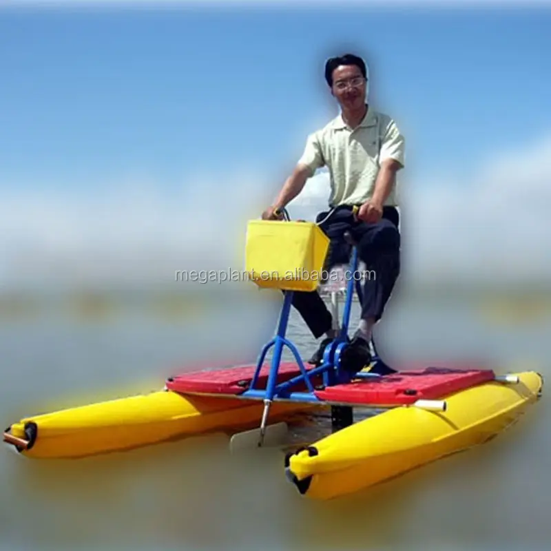 Barcos de bicicleta do parque da praia