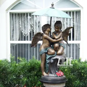 傘の噴水の彫刻の下の古典的なデザインのブロンズの男の子と女の子