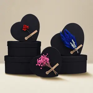 Alta-negro de papel Kraft y cartón duro corazón en forma de regalo caja de flores con flores secas