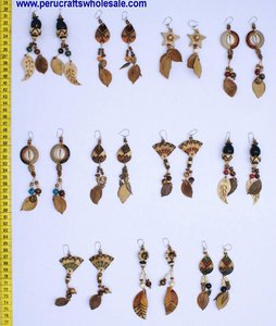 Boucles d'oreilles ethniques sculptées graines tropicales faites à la main style hippie sud-américain en vente-bijoux de mode uniques - Product Image 2
