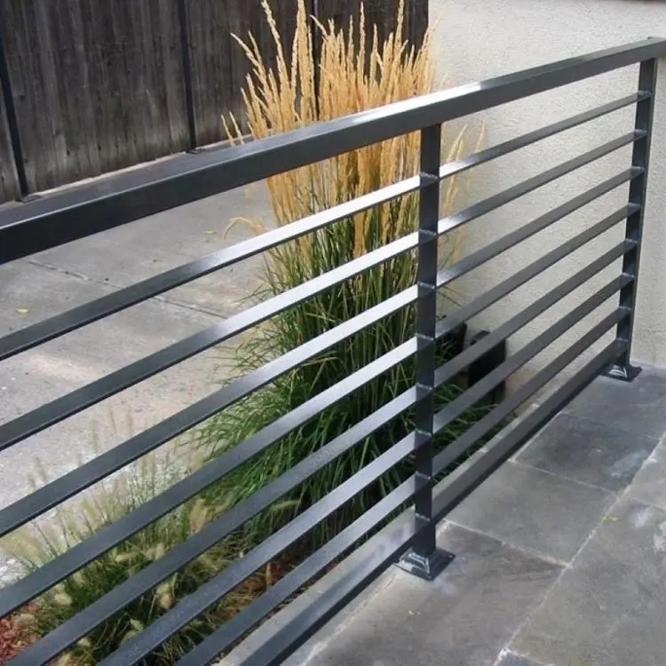 Rails de fer forgé pour l'extérieur, design bon marché, idéal pour les balustrades de balcon, en promotion