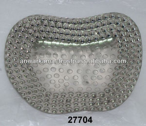 Tazón de bandeja con forma de manzana de aluminio plateado grabado utilizado para servir bocadillos y alimentos - Product Image 2