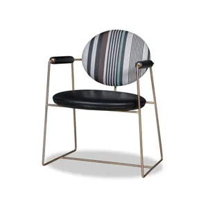 थोक कस्टम क्लासिक डिजाइन लक्जरी फर्नीचर सुरुचिपूर्ण कॉफी रेस्तरां विंटेज armrest आधुनिक चमड़े के खाने की कुर्सी